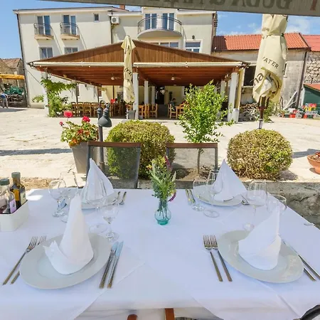 Djudja I Mate - And Local Restaurant Vid