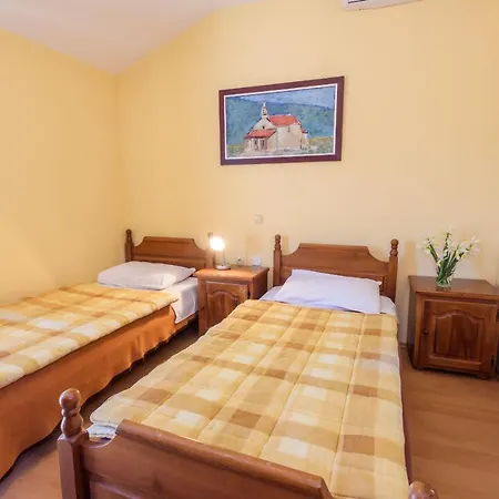 Djudja I Mate - And Local Restaurant Bed & Breakfast Vid